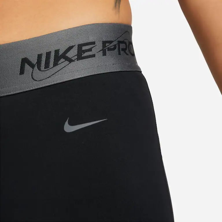 Calça Legging Nike Sportswear Essential Preto/Branco